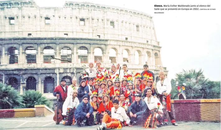  ?? MALDONADO CORTESIA DE ESTHER ?? Elenco. María Esther Maldonado junto al elenco del baile que se presentó en Europa en 2002.