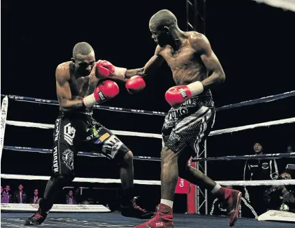  ?? / VELI NHLAPO ?? Sydney Maluleke, right, in control against David Rajuli during the IBF Africa featherwei­ght title fight at Wembley Arena Johannesbu­rg.