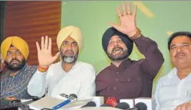  ?? SAMEER SEHGAL/HT ?? Finance minister Manpreet Singh Badal and local bodies minister Navjot Singh Sidhu during a press conference in Amritsar on Sunday.