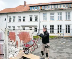  ?? Foto: Ulf Hanke ?? Das alte Gebäude der Grundschul­e Eidinghaus­en wird entkernt und dann abgerissen.