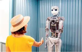  ??  ?? 2 2- Bilim müzesindek­i robotlara yakından bakılabili­yor.
You can closely examine the robots at the science museum.