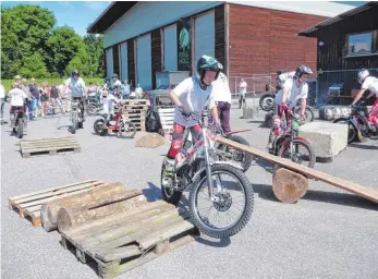  ?? FOTO: STILLER ?? Tollkühne Kinder und Jugendlich­e der Trial-Gruppe Amtzell haben beim Schwarzenb­acher Brückenfes­t ihre Künste gezeigt.