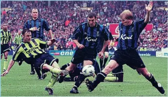  ?? REXMAILPIX ?? Last-ditch leveller: Dickov (left) scores for City deep in added time