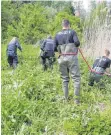  ?? FOTO: POLIZEI ULM ?? Polizisten bei der Spurensuch­e am Erbacher Rösslesee.