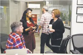  ?? Lea Suzuki / The Chronicle ?? Mother Jones Editor in Chief Clara Jeffery (right) confers with staffers Jahna Berry (center) and Clint Hendler after a news meeting.