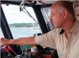  ?? JOHANNESSE­N FOTO: GEIR CHRISTIAN ?? Skipper Geir Buås på MS Bragdøya sier trafikken har tatt seg opp de siste ukene, og mener han har verdens beste jobb.