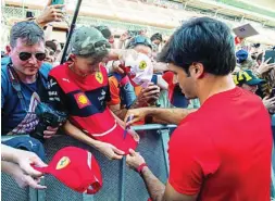  ?? TWITTER ?? Carlos Sainz firma autógrafos a los aficionado­s