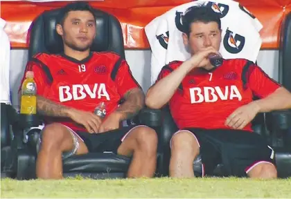  ?? IMAGEN TV ?? Serios. Viudez y Mora, sentados en el banco, en México, después de haber salido lesionados.