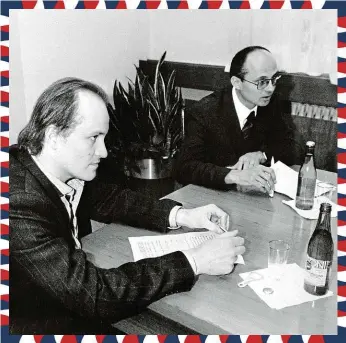  ?? FOTO ČTK ?? Michal Horáček (vpravo) a Michael Kocáb u premiéra Ladislava Adamce, 21. listopad 1989