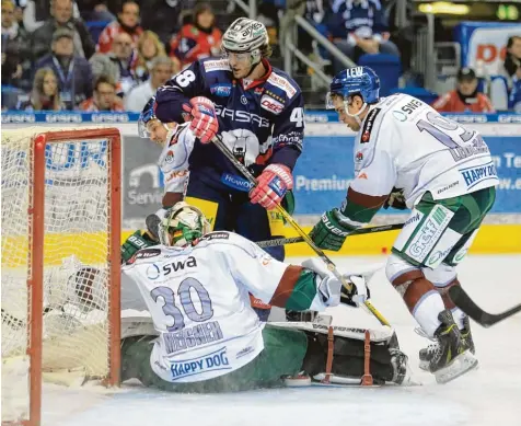  ?? Foto: Imago ?? Das erste Panther Gastspiel Mitte Oktober in Berlin war nicht von Erfolg gekrönt: Hier rettet Torhüter Ben Meisner mit Drew LeBlanc in höchster Not gegen den Berliner Julian Talbot. Letztlich unterlagen die Augsburger 4:6.