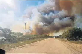  ??  ?? Ahí nomás. El fuego estuvo a metros del paraje poblado Sauce Grande, pero fue contenido sin que afectara al caserío. No hay evacuados.