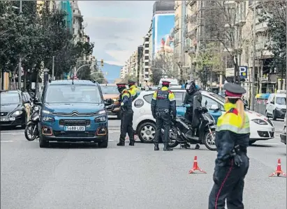  ?? MANÉ ESPINOSA ?? Un control de los Mossos en la confluenci­a de Balmes y Aragó, en Barcelona