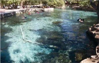  ??  ?? El Ojo de Agua de Tlacotepec es un balneario natural que se alimenta de un manantial, cerca de la antigua fortaleza de Guiengola; desde el terremoto del 7 de septiembre perdió a muchos visitantes.