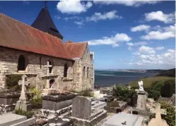  ??  ?? Quelle vue incroyable sur la côte d’Albâtre depuis le charmant cimetière marin de Varengevil­le-sur-Mer !