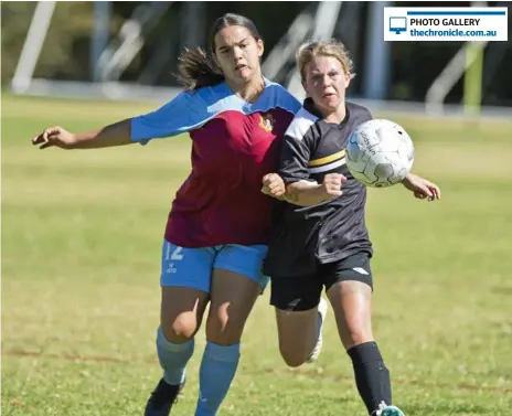  ?? Photo: Nev Madsen ?? TIGHT TUSSLE: St Albans player Savannah Orcher (left) battles for possession with West Wanderers Rebecca Davis. St Albans easily accounted for Wanderers winning the game 10-0.