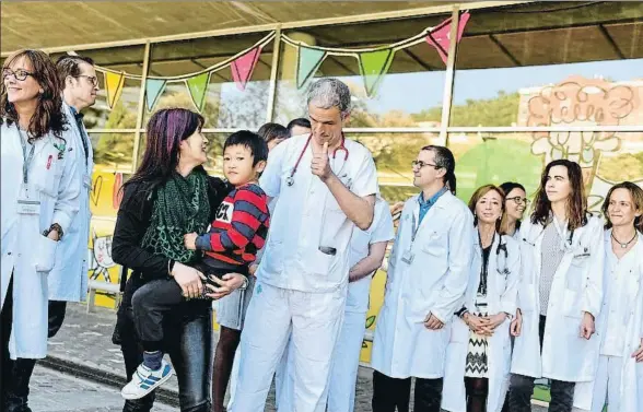  ?? ÀLEX GARCIA ?? Shen Yang y su madre junto a su cardiólogo, Pedro Betrián, y parte del equipo de cardiologí­a y cirugía cardiaca infantil de Vall d’Hebron