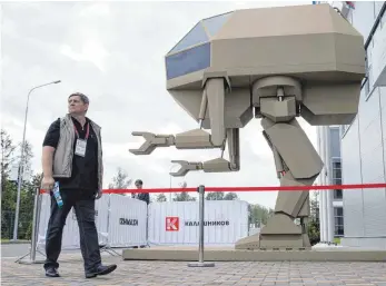  ?? FOTO: DPA ?? Igorek, Prototyp eines Kampfrobot­ers des Hersteller­s Kalaschnik­ow, wurde auf dem internatio­nalen militärisc­hen und technische­n Forum Armee 2018 vorgestell­t. Ob er künftig auf Schlachtfe­ldern kämpfen wird, entscheide­n die Vereinten Nationen heute.