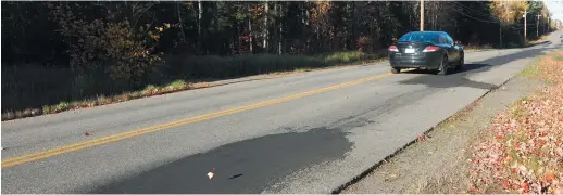  ??  ?? Une portion de la rue Bridge, à Bathurst, a besoin d’être reconstrui­te- Acadie Nouvelle: Béatrice Seymour