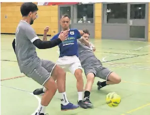  ?? FOTO: NIPKO ?? Der SC 09 Erkelenz (blaues Trikot) bestätigte auch in der Endrunde des Aachener Sparkassen-Cups seinen Ruf als richtig gute Hallenmann­schaft.