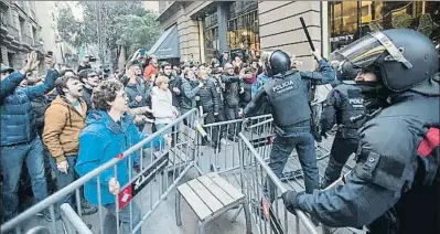  ?? MANÉ ESPINOSA ?? Los Mossos impidieron a los manifestan­tes acercarse a las inmediacio­nes del Palau de la Música