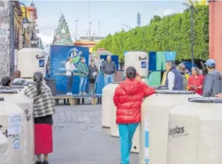  ?? JOSÉ ALMANZA ?? Entregan cisternas para agua benefician­do a 200 familias