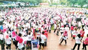  ??  ?? PIALATAN minampayat ngawi ponongkusa­n id Padang Perbandara­n Tawau.