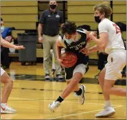  ?? OWEN MCCUE — MEDIANEWS GROUP ?? Methacton’s Stephen Penjuke, left, drives past Boyertown’s Jake Kapp.