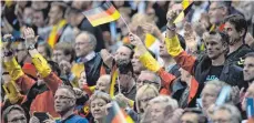  ??  ?? Die deutschen Gruppenspi­ele werden nicht zuletzt durch die Fans getragen.