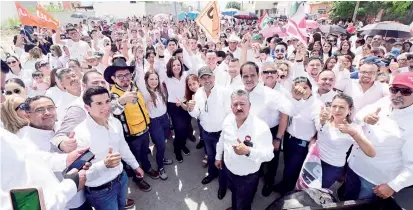  ?? ?? ▮ La aspirante a la alcaldía de Frontera por la coalición PRI-PRD-UDC, Rosa Irma Pérez Cantú, recorrió las calles entre bazucada y gritos de apoyo de parte de la militancia.