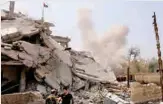  ??  ?? آثار غارات النظام على مخيم اليرموك ( أ ف ب)
