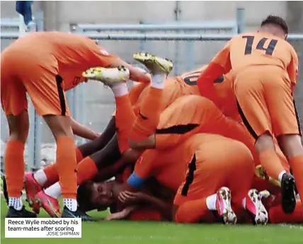  ?? JOSIE SHIPMAN ?? Reece Wylie mobbed by his team-mates after scoring