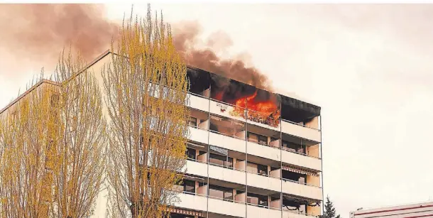  ?? FOTO: MARK MOCNIK ?? Das verheerend­e Feuer im Hochhaus an der Glockenspi­tz ist in der siebten Etage ausgebroch­en.