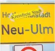  ?? FOTO: DPA ?? „Kreisfreie Stadt Neu-Ulm“: So könnte das künftige Ortsschild für Neu-Ulm bald aussehen.
