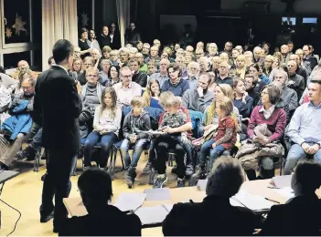  ?? RP-FOTO: ACHIM BLAZY ?? Viele Familien waren zur Bürgervers­ammlung in die kleine Aula der Gebrüder-Grimm-Schule gekommen. Sie wollen den Sportplatz erhalten.