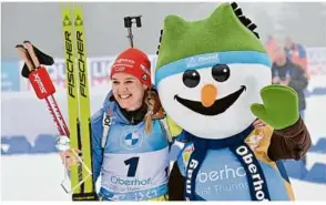  ?? Foto: Martin Schutt/dpa ?? Denise Herrmann-wick mit Maskottche­n Flocke in der Arena am Rennsteig.