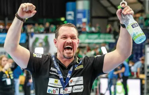  ?? JAN WOITAS / DPA ?? Eisenachs Trainer Misha Kaufmann jubelt nach dem Derbysieg und fährt mit den Fans im Sonderzug nach Hause.