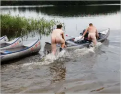  ?? FOTO: PER LANGE ?? En af udfordring­erne i nøgenløbet går ud på, at man skal sejle en runde i en kano med et telt. Flere af deltagerne havnede i vandet.