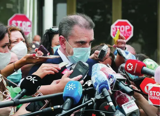  ?? JESÚS G. FERIA ?? El Delegado del Gobierno de Madrid, José Manuel Franco, atiende ayer a los medios a su llegada a los juzgados de Plaza de Castilla