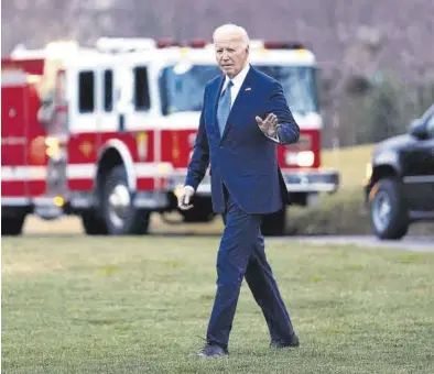  ?? ANDREW HARNIK /AP ?? El presidente Joe Biden se dirige hacia el helicópter­o presidenci­al, el viernes en la Casa Blanca.