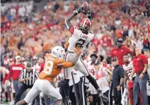  ?? JEFFREY MCWHORTER/ASSOCIATED PRESS ?? Oklahoma receiver CeeDee Lamb (2) makes a reception in front of Texas’ Davante Davis in the first half of the Big 12 title game.