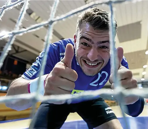  ?? FOTO: SPORTFOTOS­EISENACH ?? Daumen hoch: Armend Alaj freut sich übers Interesse vom kosovarisc­hen Handballve­rband.