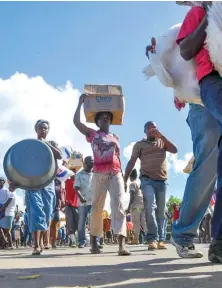  ?? ANEUDY TAVÁREZ ?? ↑ Personas que realizan intercambi­o comercial en la zona fronteriza de Dajabón