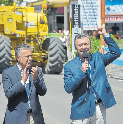  ??  ?? Volvió a hablar de economía. Macri, ayer junto al gobernador de Mendoza, Alfredo Cornejo, en San Rafael.