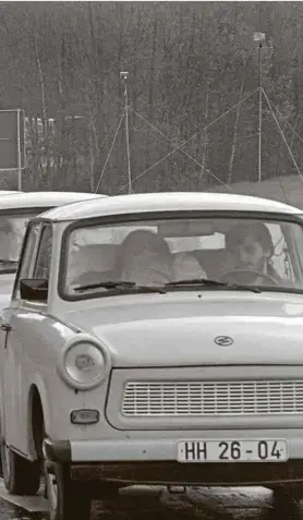  ?? Fotos: dpa ?? Im November 1989: Eine Schlange von DDR-Autos (Trabant und Lada) staut sich vor dem Grenzüberg­ang bei Schirnding (Bayern) an der deutsch-tschechosl­owakischen Grenze.