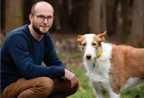  ?? FOTO SERGE MINTEN ?? Veganist Bart Vanderlee met zijn hond Anda. Hij laat zich alvast wel vaccineren: “Het dierenleed voor de productie van vaccins is beperkt.”