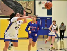  ?? ?? Alyssa Atencio quickly passes the ball on a fastbreak against the McCurdy Lady Bobcats.