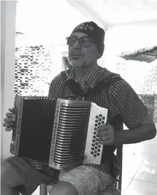  ??  ?? Tocando concertina