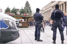  ?? FOTO: DPA ?? Immer mehr Weihnachts­märkte werden, wie hier in Stuttgart, zum Schutz vor Terror streng bewacht.