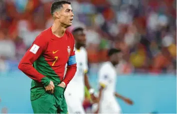  ?? Foto: Tom Weller, dpa ?? Was vermutete Cristiano Ronaldo da wohl in seiner Hose? Portugiesi­sche Medien spekuliere­n, dass er darin einen Kaugummi oder eine Tablette versteckt haben könnte.