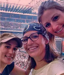  ?? ?? Passione comune Sabrina, Elena e Nadia Fanchini a un concerto di Vasco